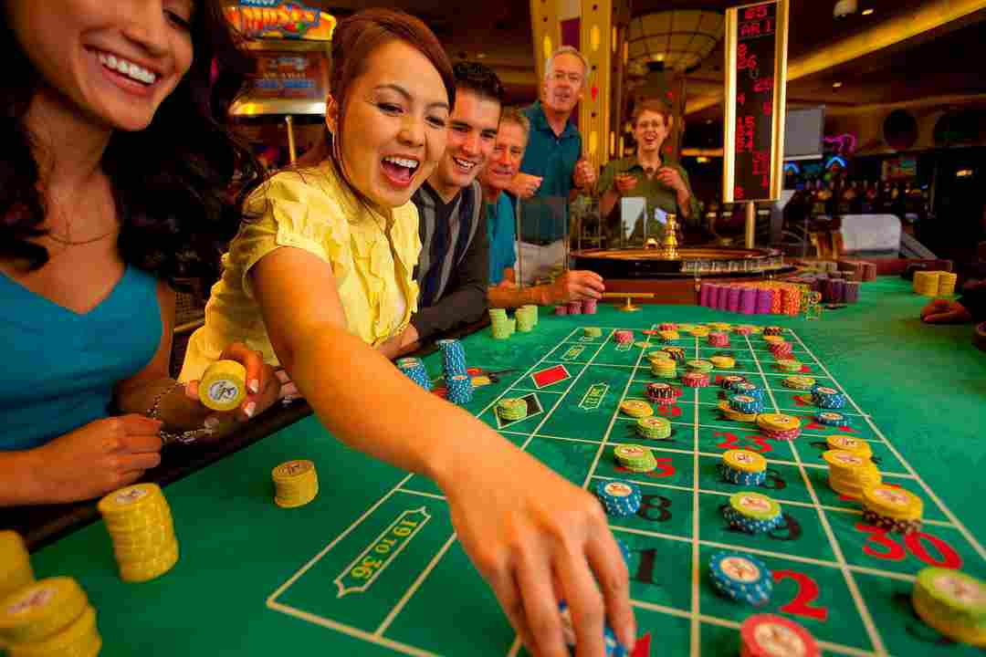 Khi tham gia vào sòng casino người chơi phải đảm bảo trên 18 tuổi