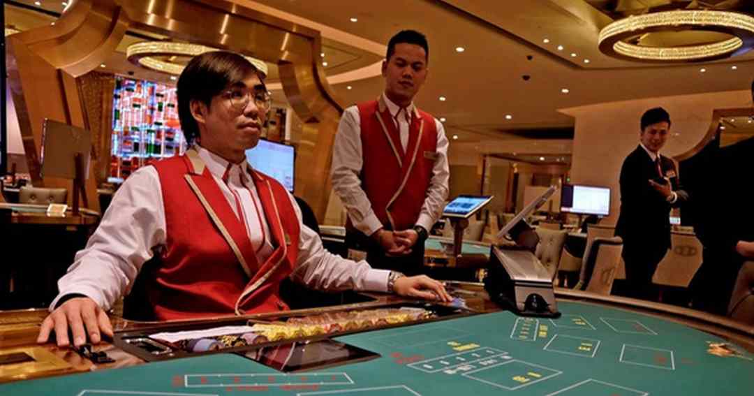 Nhân viên Suncity Casino sẵn sàng trợ giúp du khách ghé chơi